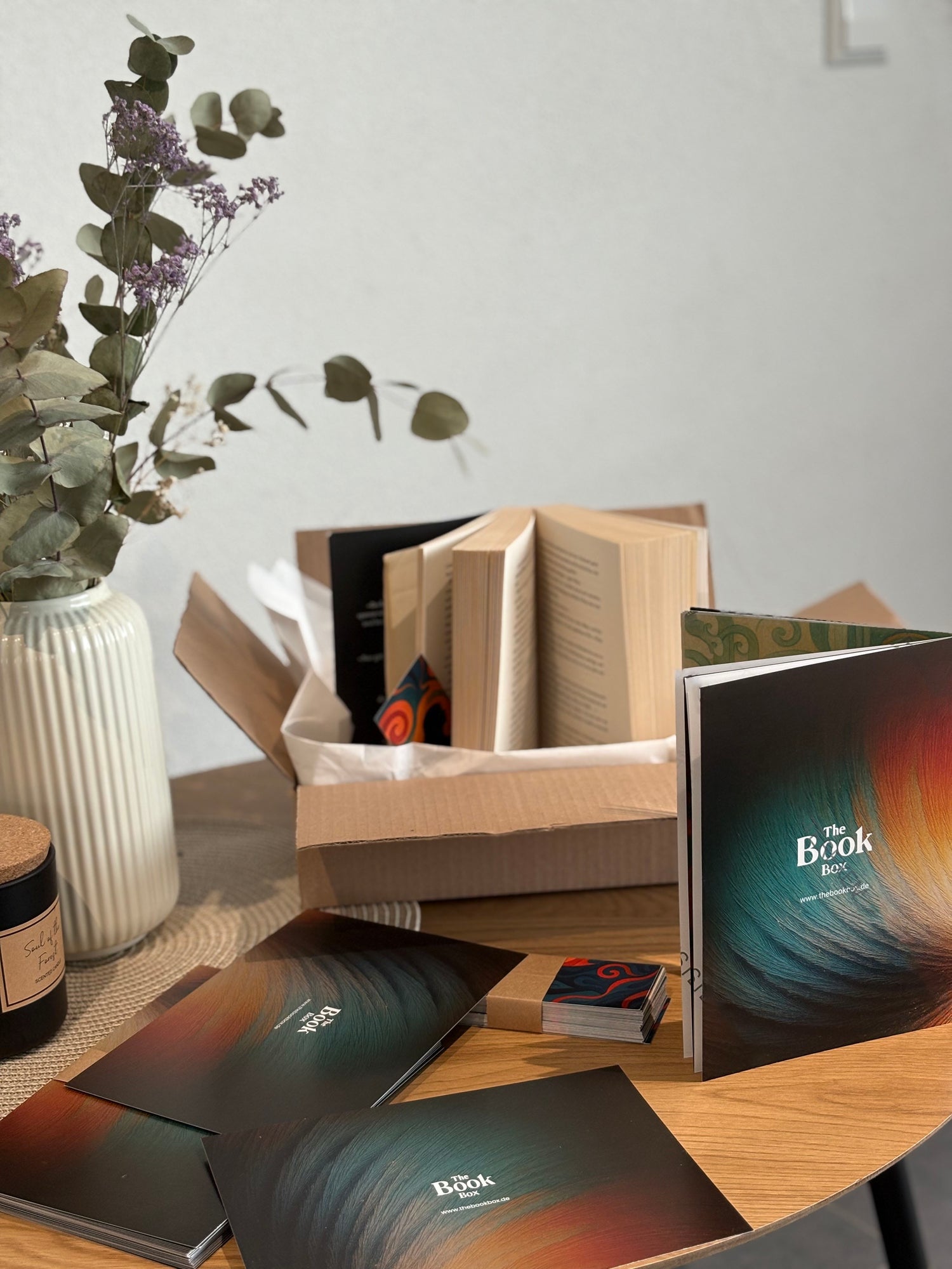 Monatliche Buchbox mit Leseguide und passende Extras